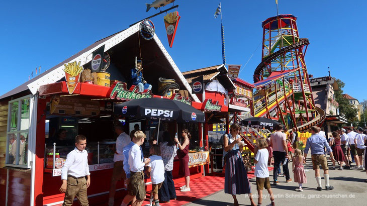 Fischers Fritze München direkt neben dem Toboggan auf dem Oktoberfest 2025 (©Foto: Martin Schmitz) 